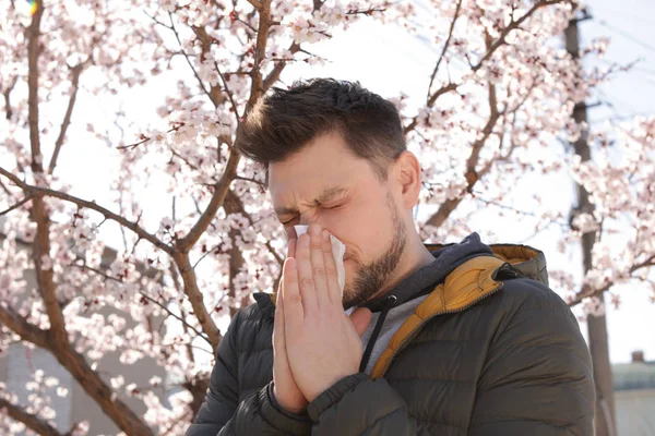 Człowiek cierpiący na alergię sezonową na zewnątrz, miejsce na tekst — Zdjęcie stockowe