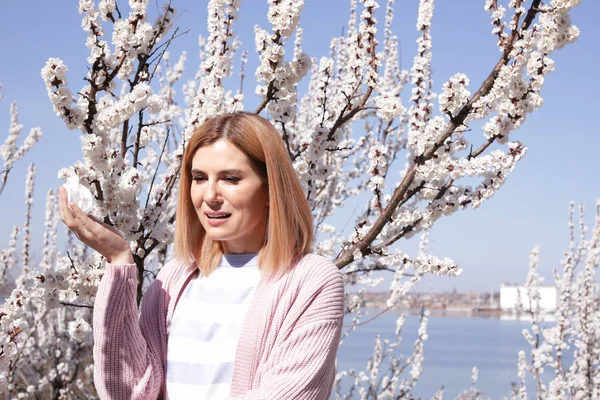 Mujer con alergia estacional al aire libre, espacio para el texto —  Fotos de Stock