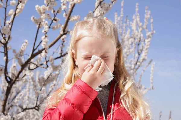 Niña que sufre de alergia estacional al aire libre — Foto de Stock