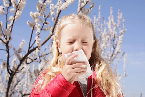 Little girl suffering from seasonal allergy outdoors — Stock Photo, Image