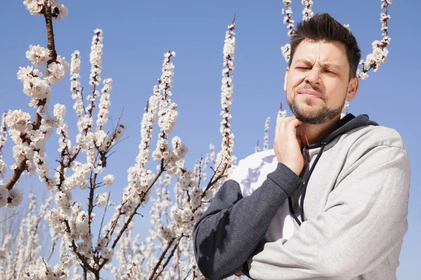 Man suffering from seasonal allergy outdoors, space for text — Stock Photo, Image