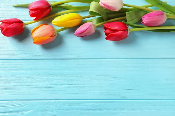 Hermosos tulipanes y espacio para texto sobre fondo de madera, vista superior. Flores de primavera — Foto de Stock