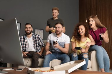 Evde video oyunları oynarken duygusal arkadaşlar