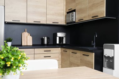 Yeni mobilya ve ev aletleri ile rahat modern mutfak iç