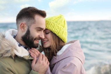 Güzel genç çift deniz kenarında vakit geçiriyor