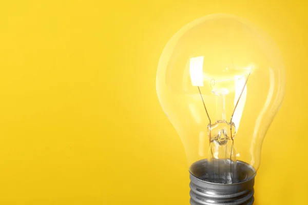 色の背景、テキストのためのスペース上の新しい近代的なランプ電球 — ストック写真