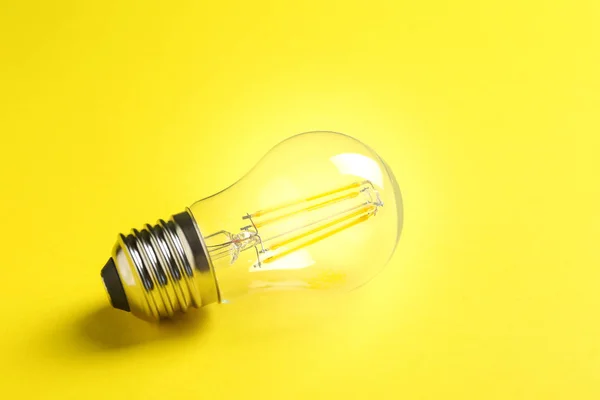 色の背景に新しい近代的なランプ電球 — ストック写真