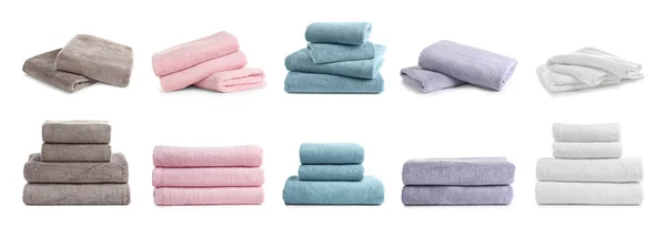 Conjunto de toallas plegadas de rizo suave sobre fondo blanco — Foto de Stock