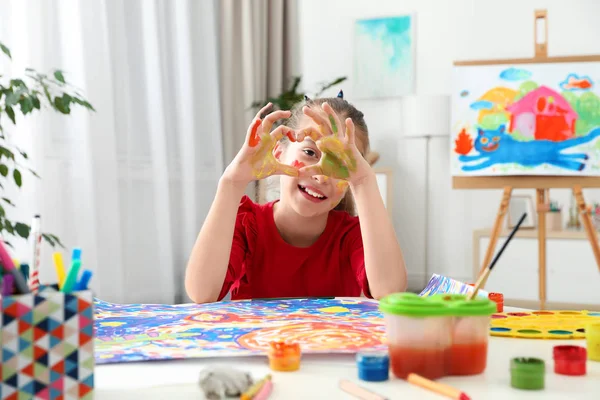 屋内のテーブルで塗装された手で心を作る小さな子供 — ストック写真