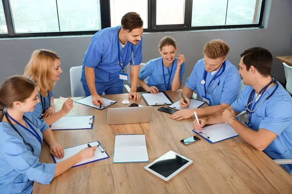 Studenti di medicina in uniforme che studiano all'università — Foto Stock