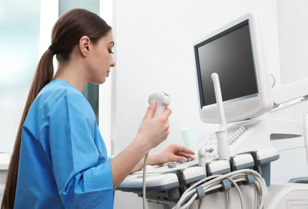 Poliklinikte modern ultrason makinesi işletim sonographer — Stok fotoğraf