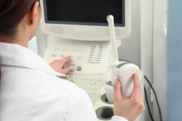 Professional sonographer using modern ultrasound machine in clinic, closeup — Stock Photo, Image