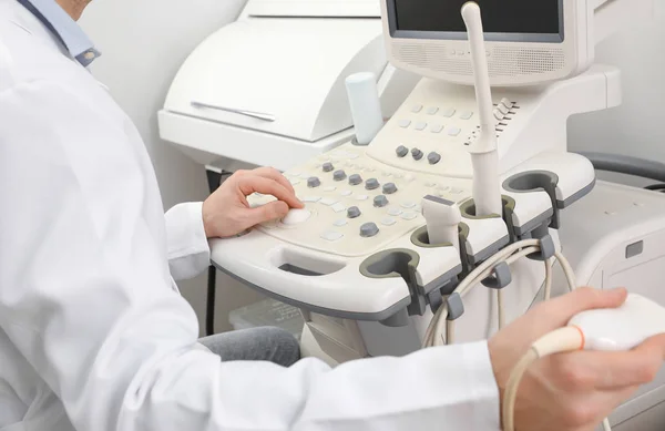Sonógrafo operando moderna máquina de ultrasonido en la clínica, primer plano —  Fotos de Stock