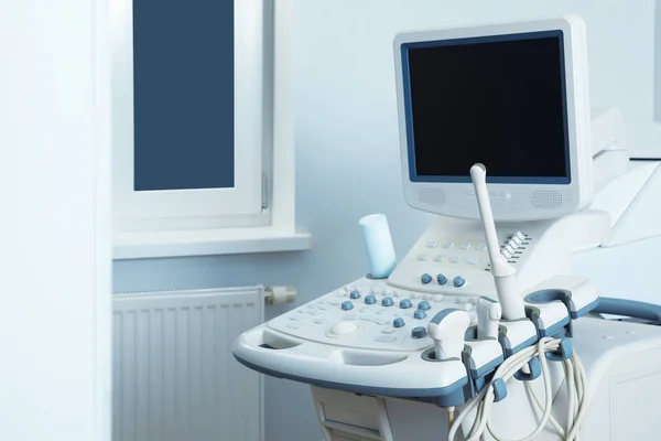 Moderní Ultrazvukový přístroj v úřadu. Diagnostická technika — Stock fotografie