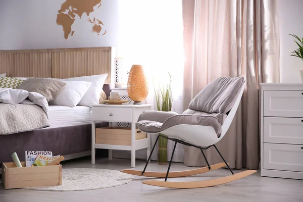 Modern inredning i ekologisk stil med trälådor och skön säng — Stockfoto