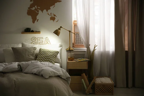现代生态风格的内饰，带木箱和舒适的床 — 图库照片