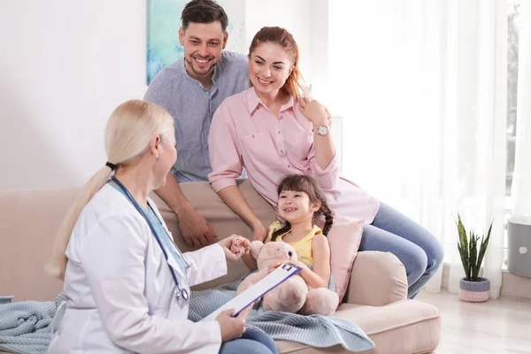 Familie dokter die ziek kind thuis bezoekt — Stockfoto
