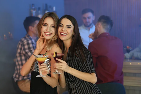 Jovens mulheres bonitas com coquetéis martini no bar — Fotografia de Stock