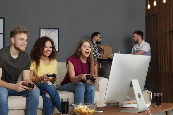 Amis émotionnels jouant à des jeux vidéo à la maison — Photo