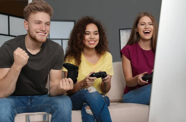 Amici emotivi che giocano ai videogiochi a casa — Foto Stock