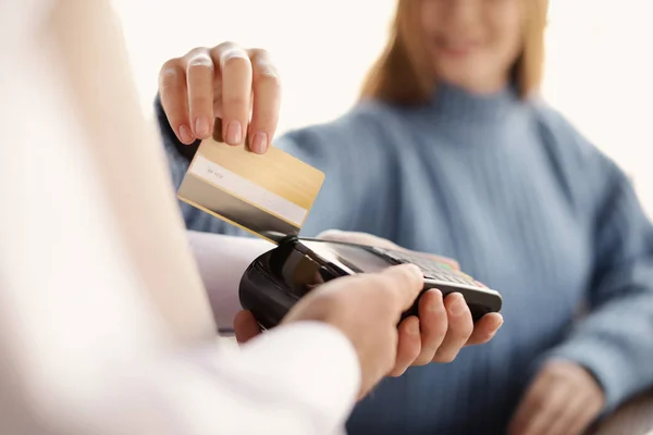Woman with credit card using payment terminal at restaurant, closeup — 스톡 사진