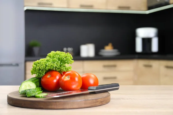 Fából készült asztal, a konyha friss zöldségekkel. Hely a szöveg — Stock Fotó