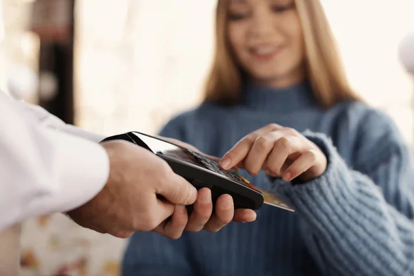 Жінка з кредитною карткою за допомогою платіжного терміналу в ресторані, крупним планом — стокове фото