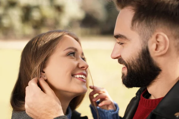 Porträtt av söta unga par utomhus, närbild — Stockfoto