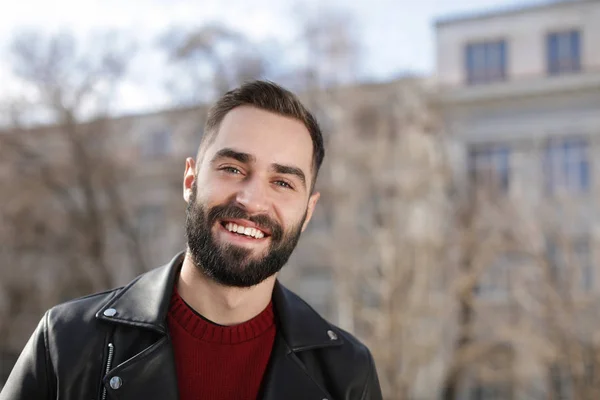 Retrato de un joven feliz al aire libre en un día soleado — Foto de Stock