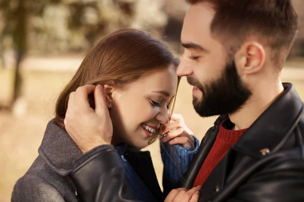 Portret van een schattig jong stel buitenshuis, close-up — Stockfoto