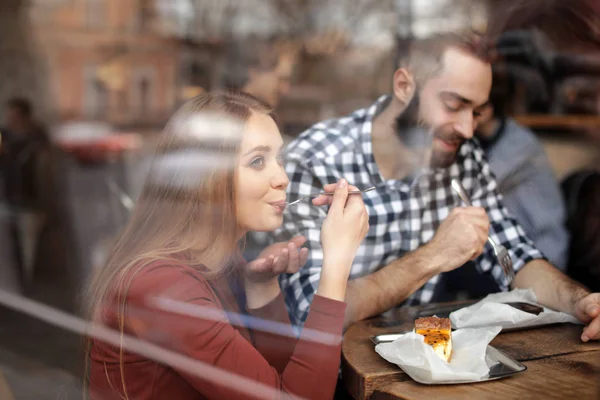 Υπέροχο νεαρό ζευγάρι που περνά χρόνο μαζί στο καφέ, θέα από έξω από το παράθυρο — Φωτογραφία Αρχείου