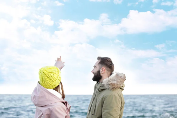 Adorável jovem casal passar tempo perto do mar — Fotografia de Stock