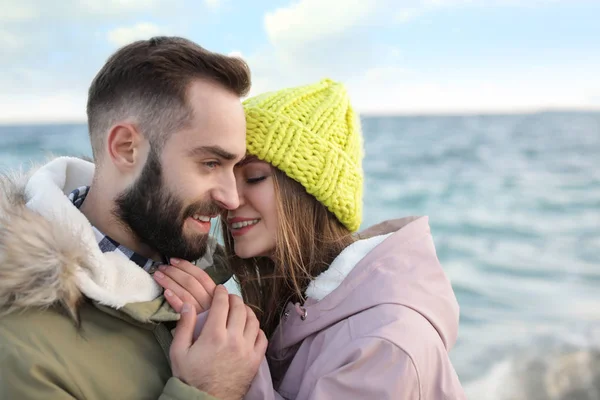 Mooie jonge paartijd doorbrengen in de buurt van zee — Stockfoto