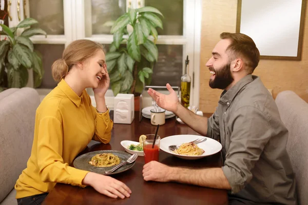 Güzel genç çift restoranda akşam yemeği için makarna carbonara sahip — Stok fotoğraf