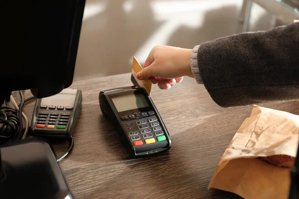 Mujer con tarjeta de crédito usando terminal de pago en tienda, primer plano — Foto de Stock