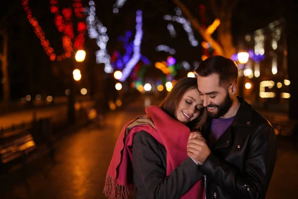 Lovely par tillbringa tid i staden på natten — Stockfoto