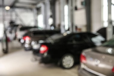 Modern otomobil tamirhanesinin bulanık görünümü