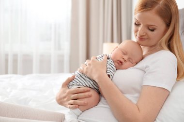 Yatak odasında uyuyan bebeği ile anne