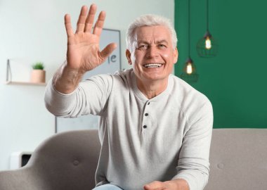 Olgun adam evde görüntülü sohbet kullanarak, web kameradan görüntülemek