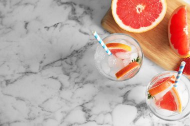 Mermer arka plan üzerinde infüzyon su ve greyfurt bardak ile Düz yatıyordu kompozisyon. Metin için alan