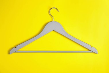 Renkli arka planda boş giysi askısı. Gardırop aksesuarı