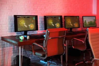 Video oyunları oynamak için modern bilgisayarlarla Internet kafe