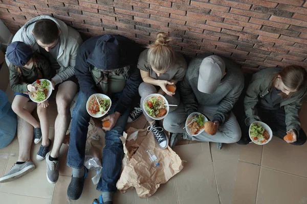 실내 벽에 앉아 음식 접시가난한 사람들, 위에서 볼 — 스톡 사진