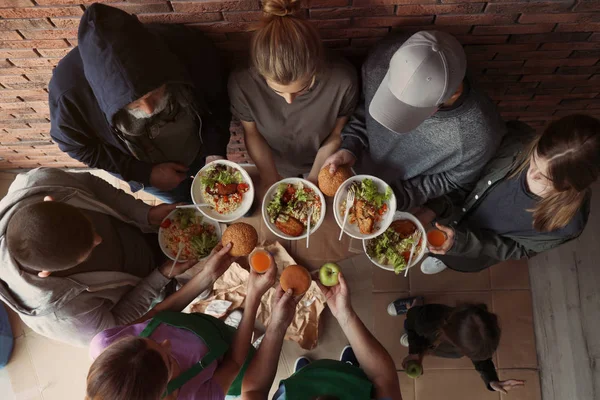 Pobres personas con platos de comida en el interior, vista desde arriba — Foto de Stock