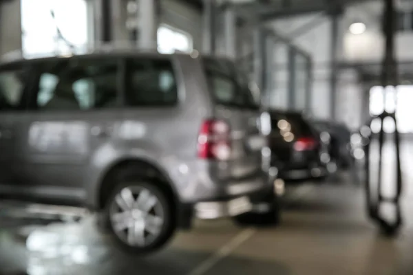 Wazig zicht van de moderne auto reparatiewerk winkel — Stockfoto