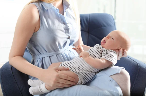 Mère avec son bébé assis dans un fauteuil à la maison — Photo