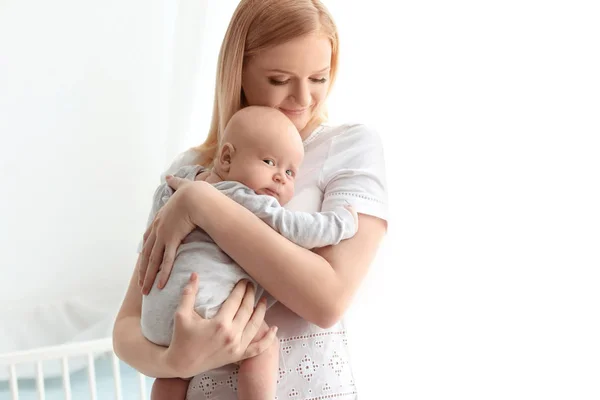 Boldog anya és a baba otthon — Stock Fotó