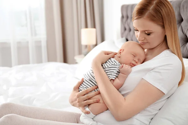 Ibu dengan bayinya yang sedang tidur di kamar tidur — Stok Foto