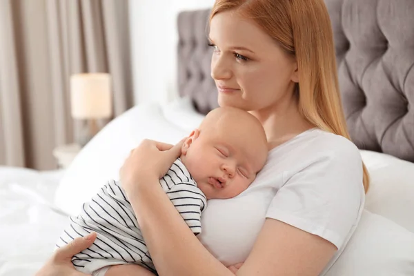 Ibu dengan bayinya yang sedang tidur di kamar tidur — Stok Foto