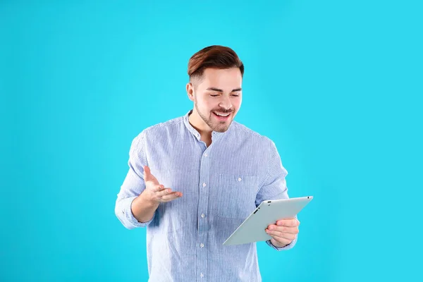 Man met behulp van Tablet voor videochat op kleur achtergrond — Stockfoto